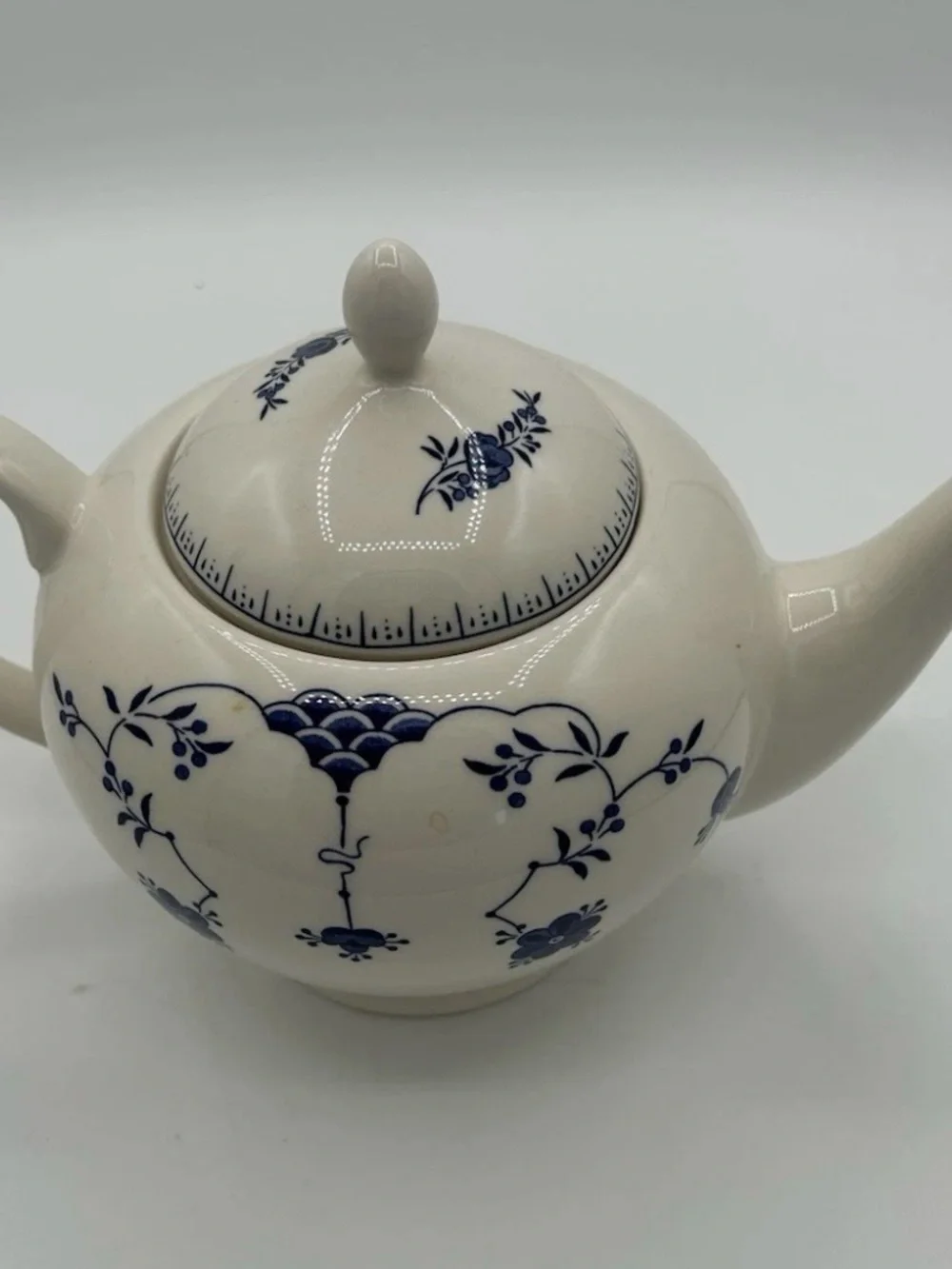 Blue And White Churchill Finlandia Teapot Coffee Pot Made In Stafford England